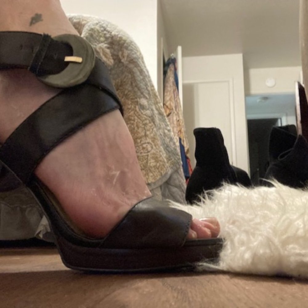 Strappy sandals with side buckle